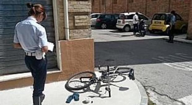 Ladro fa cadere una ciclista con il figlioletto sul seggiolino