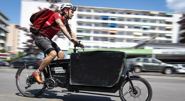 Roma, le consegne dei pacchi in bici: cargo bike in Centro per la nuova logistica. «A dicembre si parte»