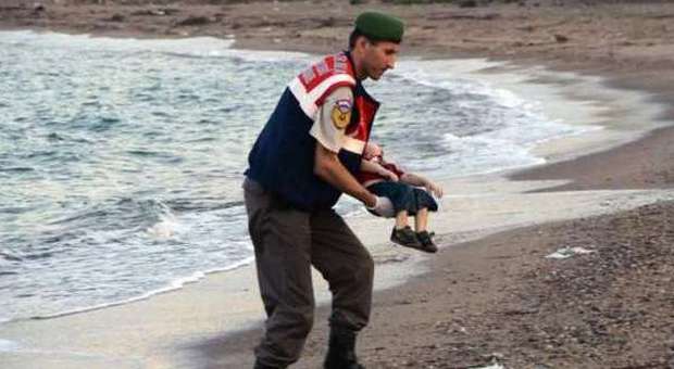 Migranti, l'orrore del bimbo siriano annegato in spiaggia