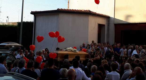 L'addio ad Antonella, morta folgorata per aiutare l'amica. Il figlio di 11 anni in chiesa: «Mamma, sei la mia eroina»