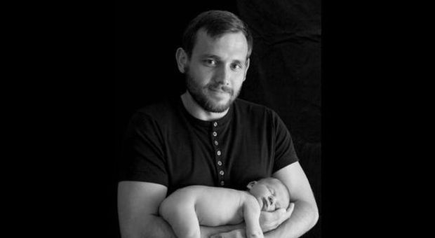 Papà e il servizio fotografico con il figlio neonato: c'è la sorpresa