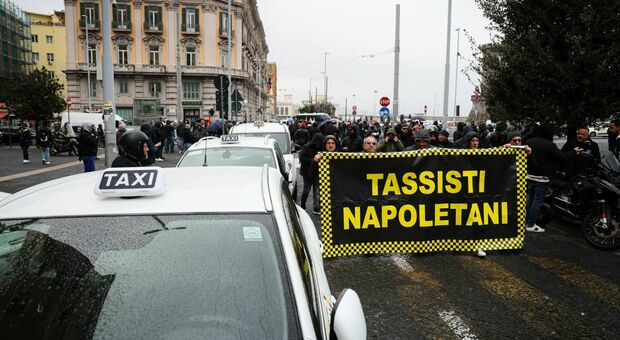 Lo sciopero dei tassisti a Napoli