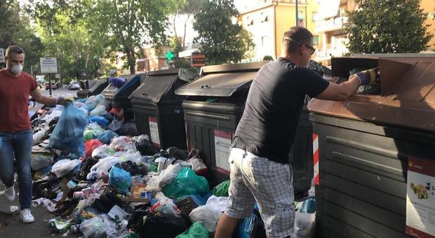 Roma, salto tra i rifiuti: una strada chiusa per discarica