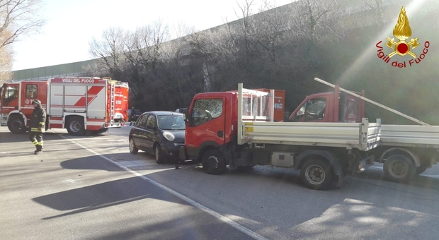 Schianto tra due furgoni e un'auto, due persone ferite all'ospedale