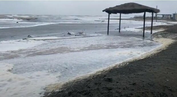 Meteo, il maltempo colpisce il litorale: «La mareggiata si è mangiata 4 metri di spiaggia»