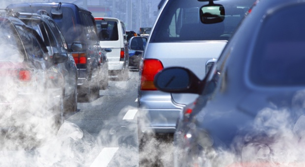Auto inquinanti, spunta la sovrattassa: incentivi per i veicoli con basse emissioni di CO2