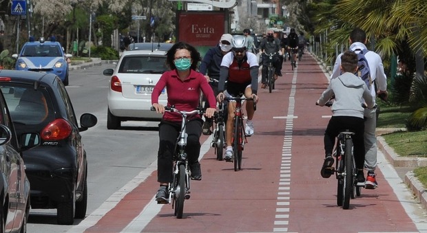 Bici e passeggiate: a Pescara sembra un Primo Maggio (quasi) senza virus (foto Max Schiazza)