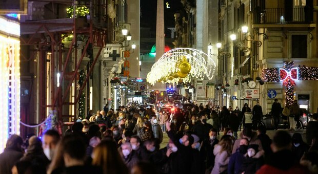 Roma, shopping fuori controllo: Trevi e il Corso chiusi. «È allerta per i contagi»