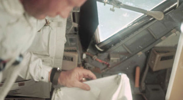 La borsa bianca di Neil Armstrong
