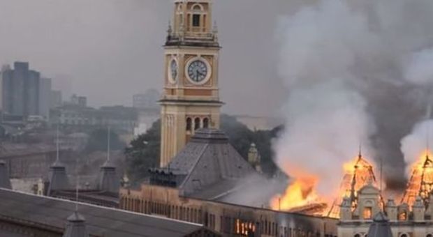 Brasile, scoppia incendio in un museo di San Paolo: morto un vigile del fuoco