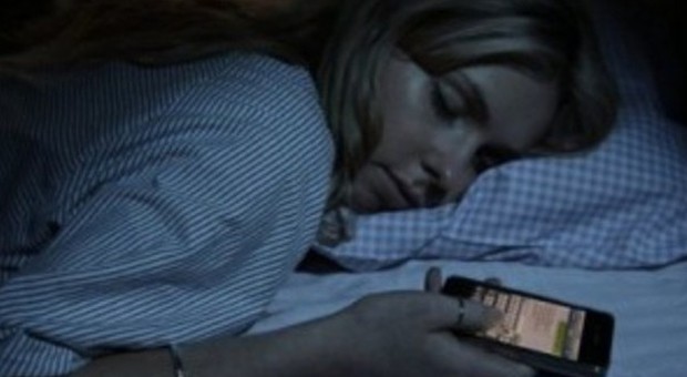 Dormire con il cellulare in camera: ecco perché fa male al sonno
