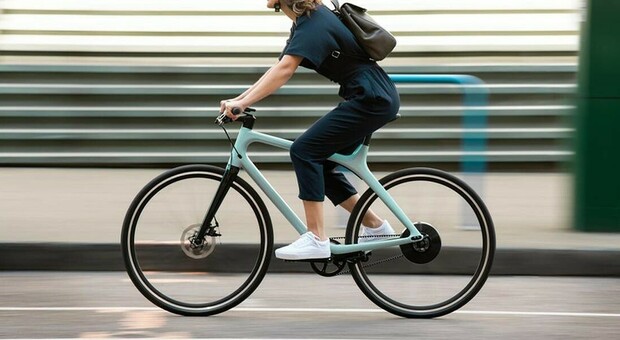 Torino, trasforma bici in una moto: multa da 6mila euro per un elettricista 18enne