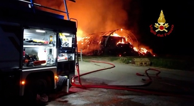 Paura a Castelguglielmo, incendio in un fienile: in fiamme 4mila quintali di foraggio