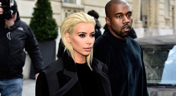 Kim Kardashian perde la testa, a Parigi sfoggia un nuovo look biondo platino