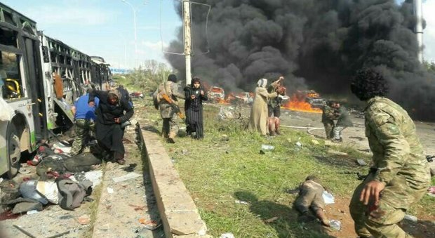 Siria, kamikaze su convoglio di bus: oltre 100 morti tra i profughi in fuga