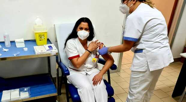 Terracina, l'emozione di Valentina, la prima vaccinata della città: «Così si batte il mostro»