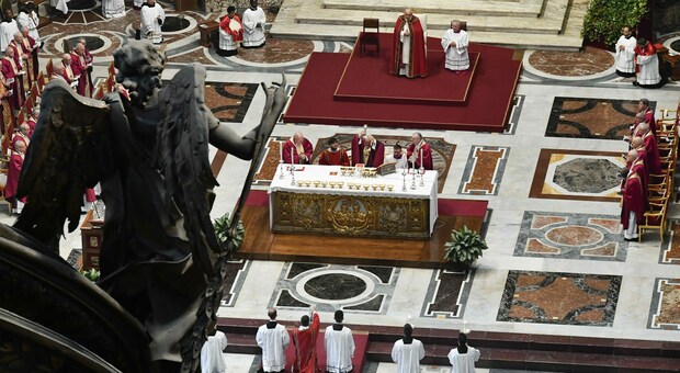 Papa Francesco ricorda Ratzinger e la sua umiltà: «Papi, cardinali e vescovi devono servire e non essere serviti»
