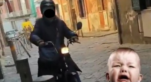 Tony Colombo attacca Borrelli: «Ecco la mamma contromano sullo scooter»