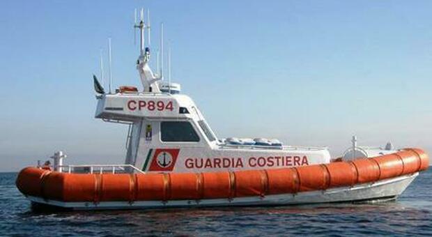 Yacht in fiamme in Sardegna: in 17 si salvano salendo sulla zattera