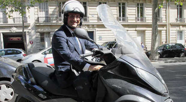 Il presidente francese Hollande in sella al Piaggio MP3