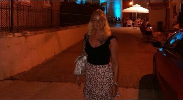 Erika Fantinato, travolta e uccisa da un pulman di operai mentre faceva jogging: aveva 54 anni