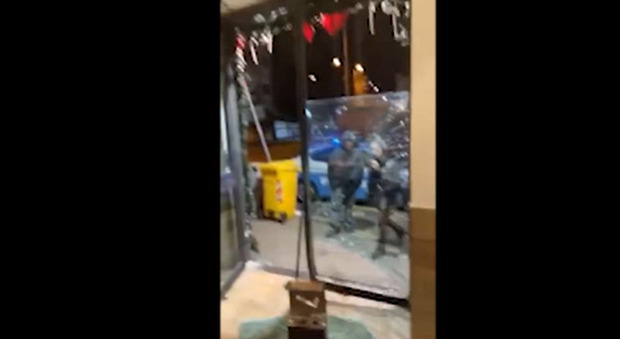 Un frame del video dell'assalto alla pizzeria