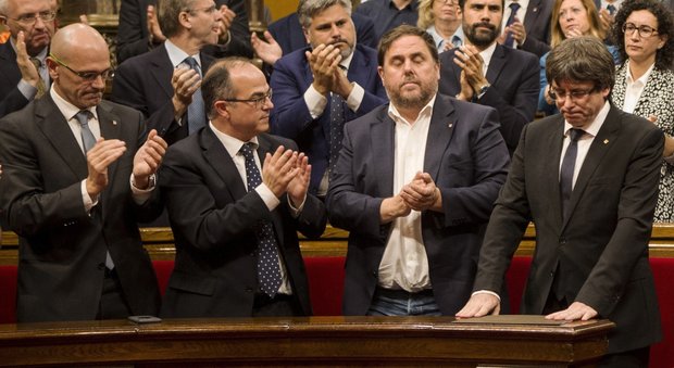 Catalogna, la dichiarazione di indipendenza firmata da Puigdemont