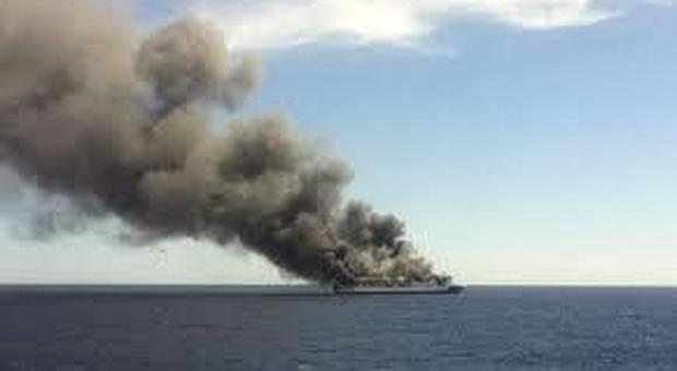 Grecia, incendio sul traghetto diretto in Italia: panico tra i passeggeri