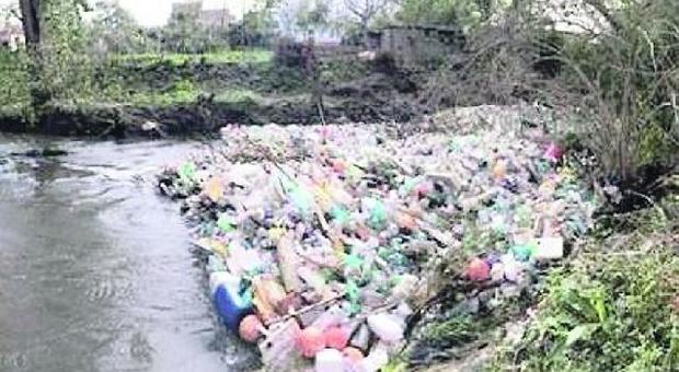 Il fiume Sarno sparito sotto tonnellate di plastica: «Griglie inutili»