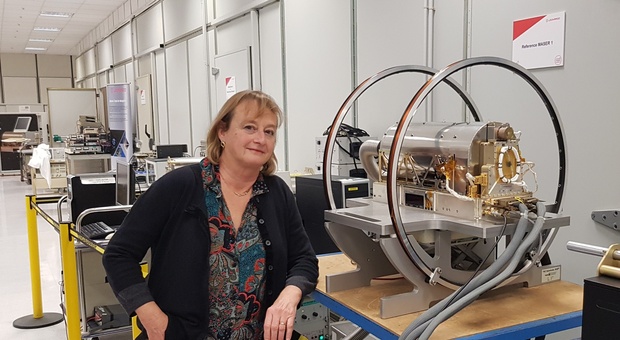 La fisica Marina Gioia nel laboratorio con l'orologio atomico all'idrogeno