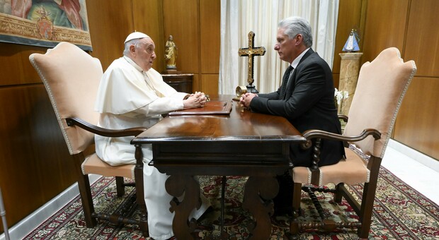 Papa Francesco ristabilito, accoglie (in piedi) il presidente di Cuba Diaz ma fuori partono le proteste