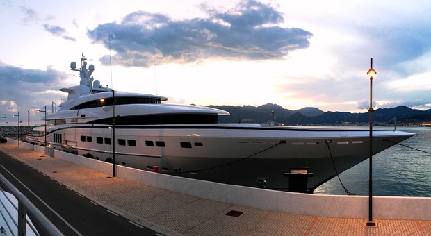 Lo yacht Secret al Marina d’Arechi: è di proprietà della famiglia Walton