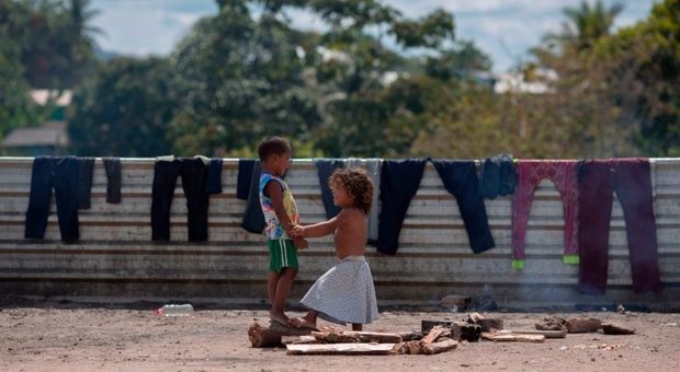 Bambini al confine tra Venezuela e Brasile