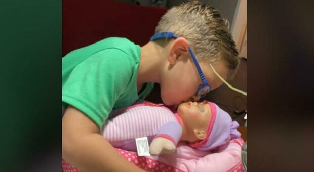 Bimbo chiede una bambola in regalo per diventae un ottimo papà, la sua richiesta commuove il Web