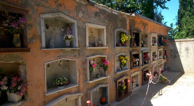 Loculi a cielo aperto al cimitero di Novilara ma sistemarli costa salato: ecco cosa può accadere
