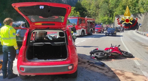 Valle Agordina, schianto tra un'auto e una moto in località La Muda: feriti i due conducenti