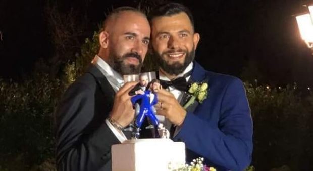 Pomezia, dipendente comunale a coppia gay in Municipio: «È diventato l'ufficio delle unioni tra fr...»