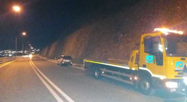 Cadono pietre sull'autostrada, paura per una famiglia a Salerno