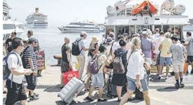 Napoli, il Molo Beverello nel caos: «Noi viaggiatori trattati come bestie»
