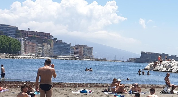 Napoli, 8 ragazzi prendono il sole in spiaggia: tutti multati