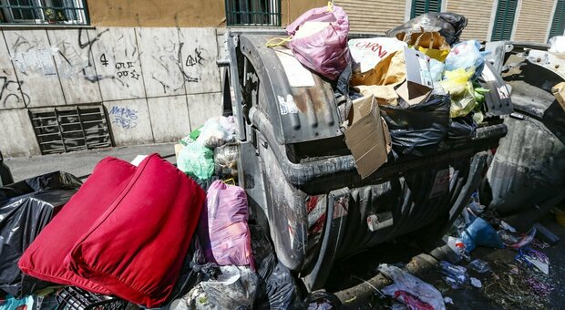 Roma, rifiuti: allarme cassonetti a fuoco, dal 1° giugno più di 60 interventi tra La Rustica, Tuscolano e Ostia