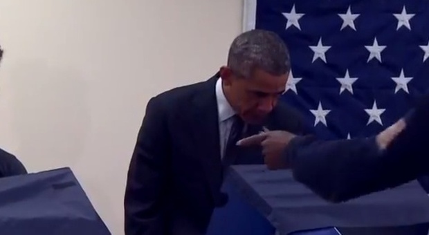 "Non tocchi la mia ragazza": Obama a Chicago resta 'vittima' dell'elettore geloso...