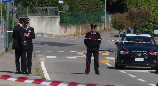 Bergamo, spara 6 colpi di pistola all'ex moglie in strada e scappa in Vespa