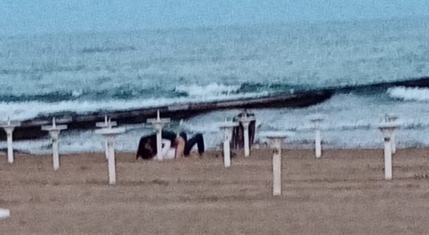 JESOLO La spiaggia di piazza Mazzini, teatro di un amplesso notturno tra due giovani