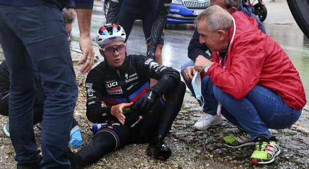 Giro d'Italia, Remco Evanepoel cade a terra per colpa di un cane: paura per il ciclista belga