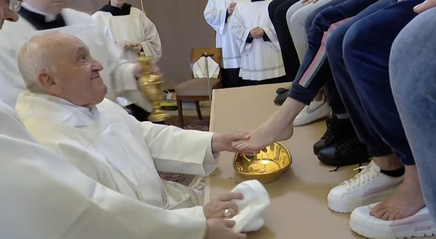 Papa Francesco lava e bacia i piedi a dodici detenute nel carcere di Rebibbia: «Cristo ci insegna il valore del servizio»