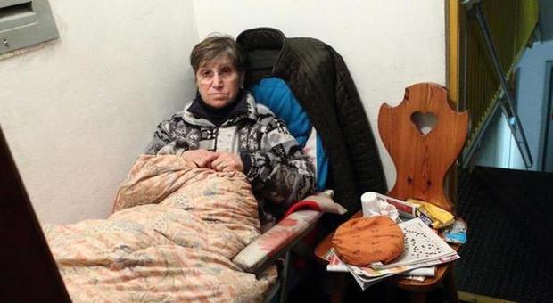 Maria Lorenzi da 20 giorni vive sul pinaerottolo di casa sua (foto barsoum-toiati)