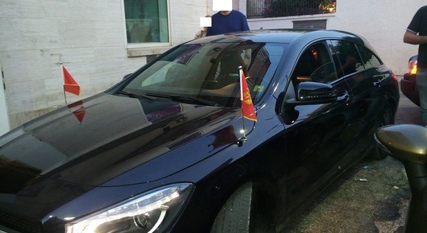 L'auto del falso principe con le bandiere del Montenegro