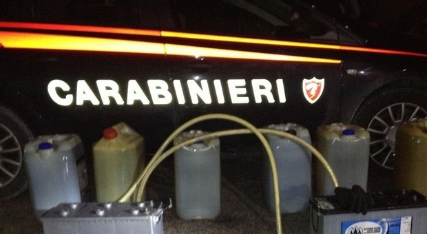 Roma, rubano benzina dalle auto in sosta: arrestati i ladri di carburante
