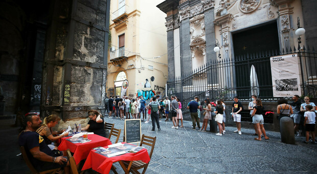 Napoli, rissa a colpi di tavolino tra ristoratori e commercianti abusivi